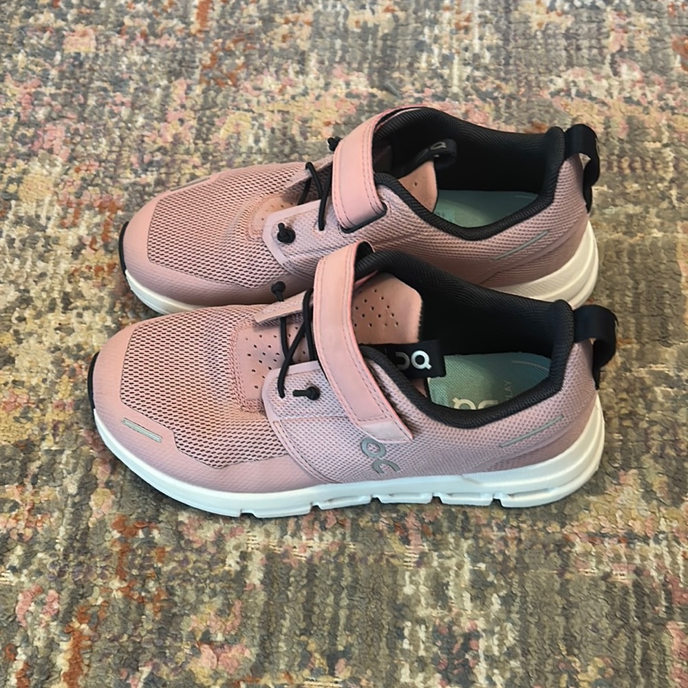 Kids ON cloud play shoes, size 1 in kids
